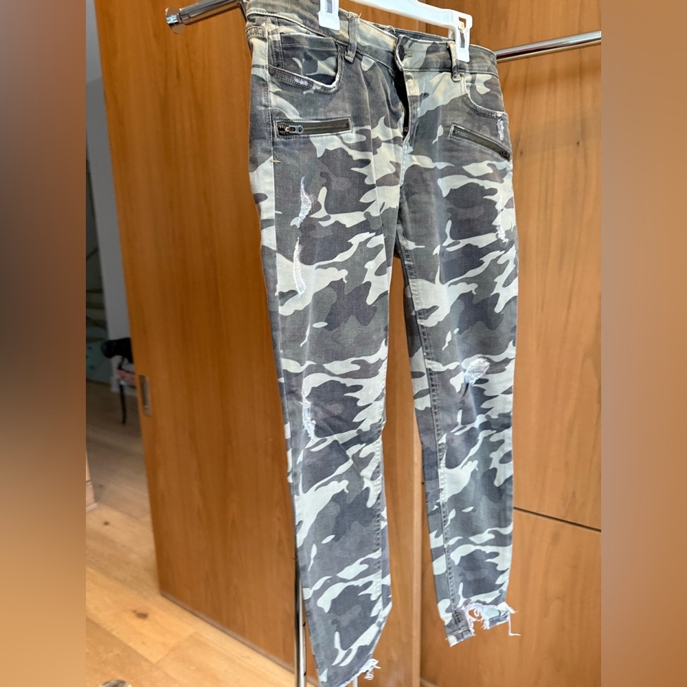 Pre-Loved Zara Greige/Green Camouflage Cropped Skinny Jeans in size 8 - Picture 1 of 8